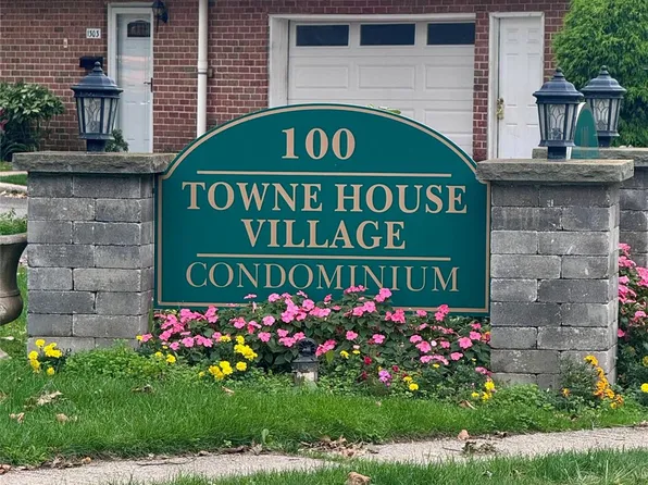 502 Towne House Vlg, Hauppauge, NY 11749