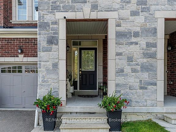 2nd image of 49 Rimrock Cres