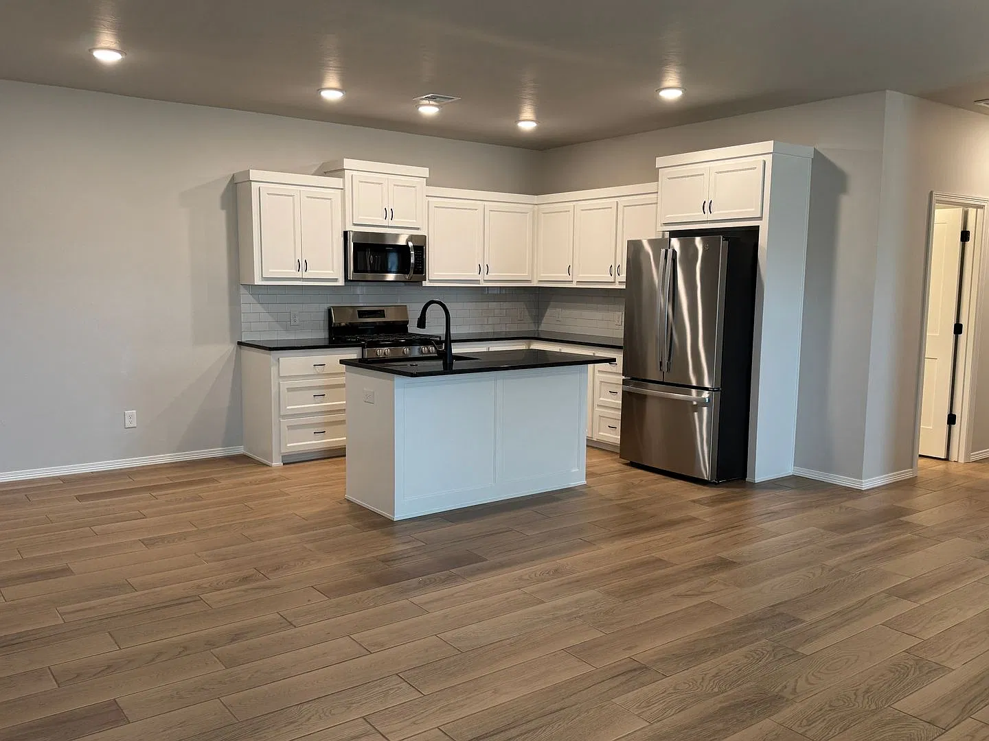 4 West — Photo 2