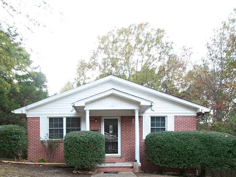 401 Valley View Dr — Photo 2