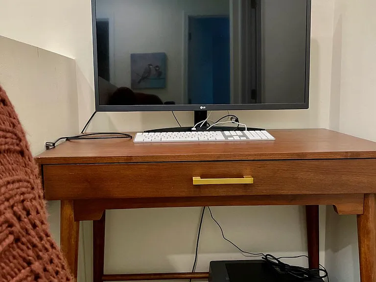 Tech-ready for the travel professional with 32" monitor, keyboard, usb hub, & laser printer.