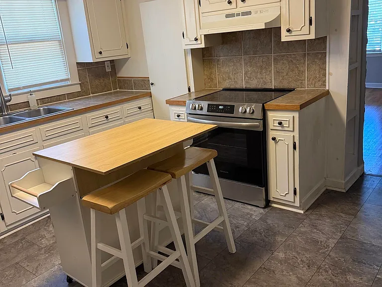 410 McCullough Ave NE — Photo 6