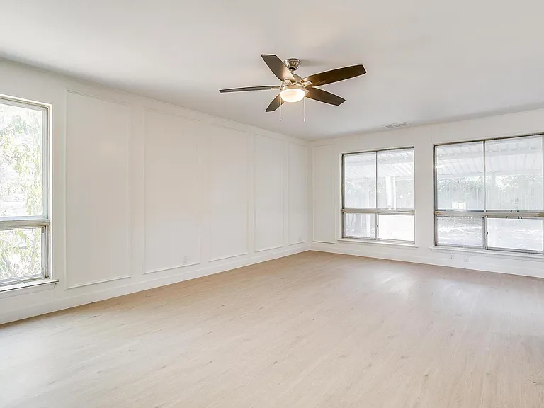 802 Sutton Ct — Photo 12