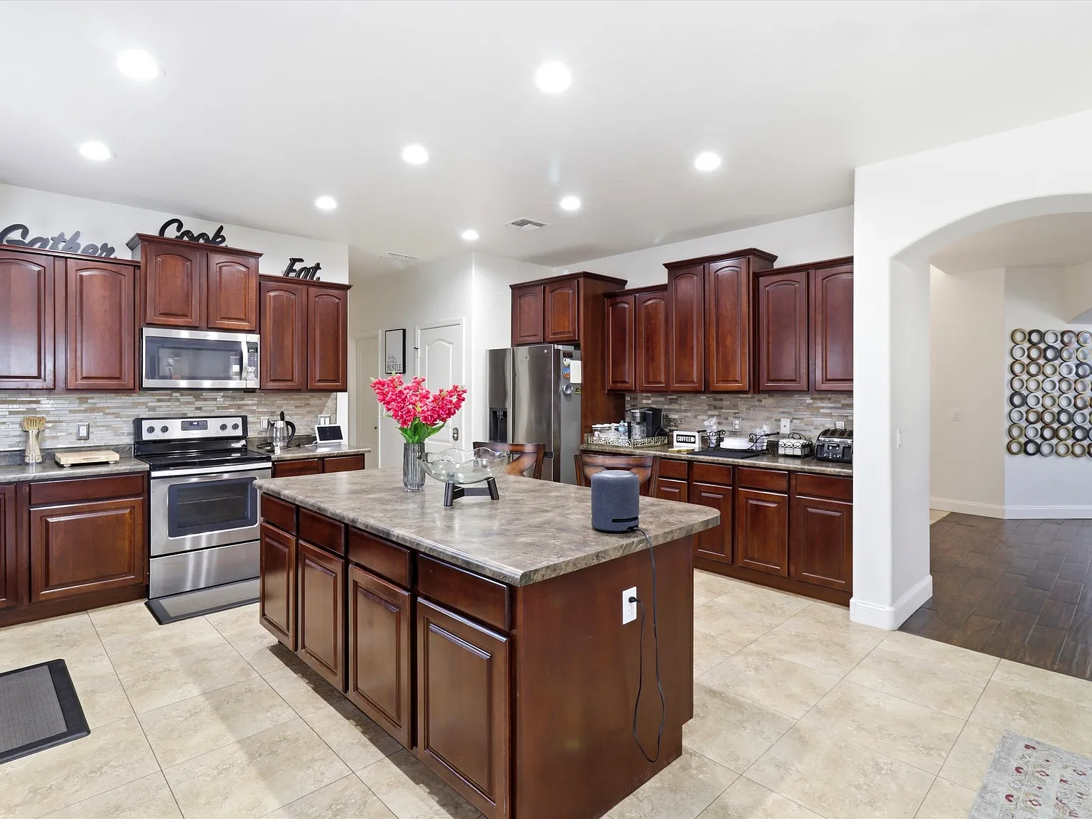 5 bed, 3826 sqft, $6,400 — Photo 2