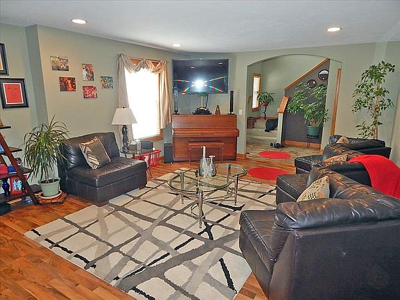3rd image of 7864 Meadowood Dr
