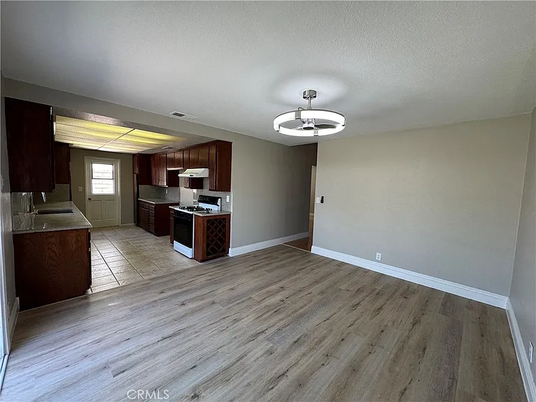 4037 S Ellesford Ave — Photo 17
