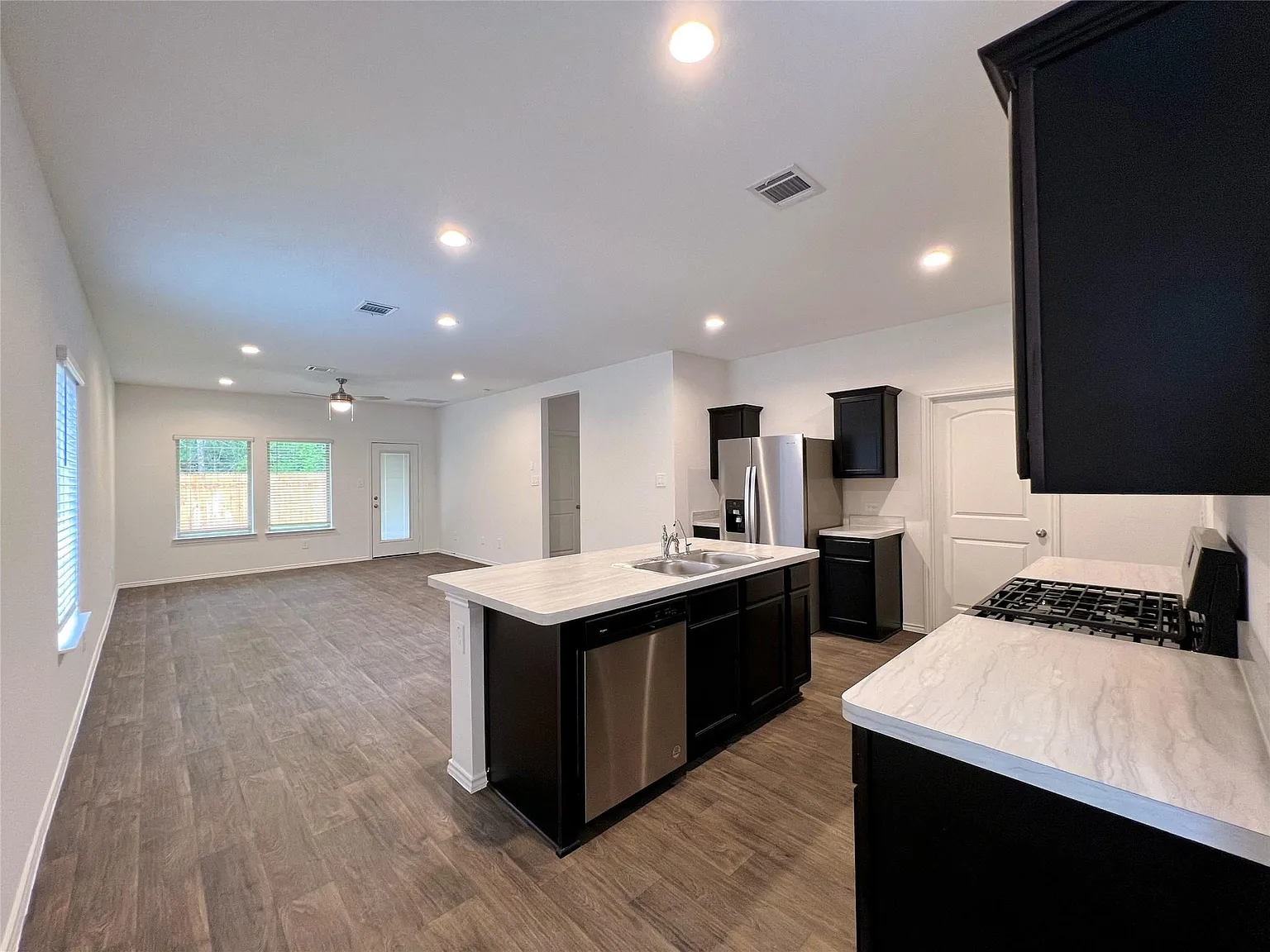 3 bed, 2.5 bath, 1858 sqft, $1,900 — Photo 3