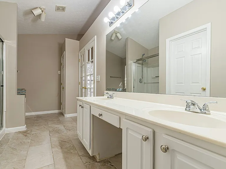 5755 Lakeview Cir — Photo 38