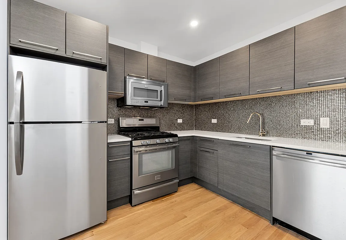 11-15 Broadway — Photo 2