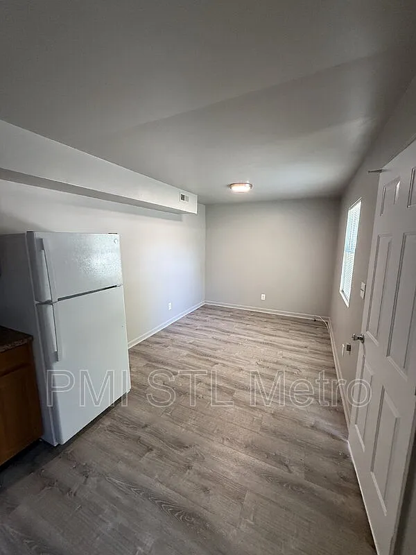Building Photo - 747 Cunningham Ave #3