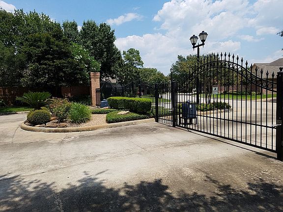 2nd image of 24 Kelliwood Courts Cir