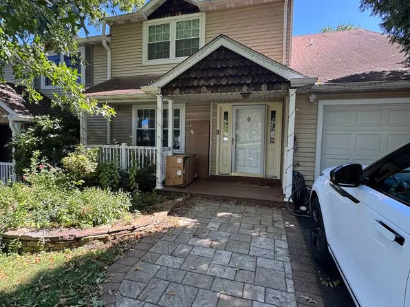 15 Tree Bark Ln, Holland, PA 18966