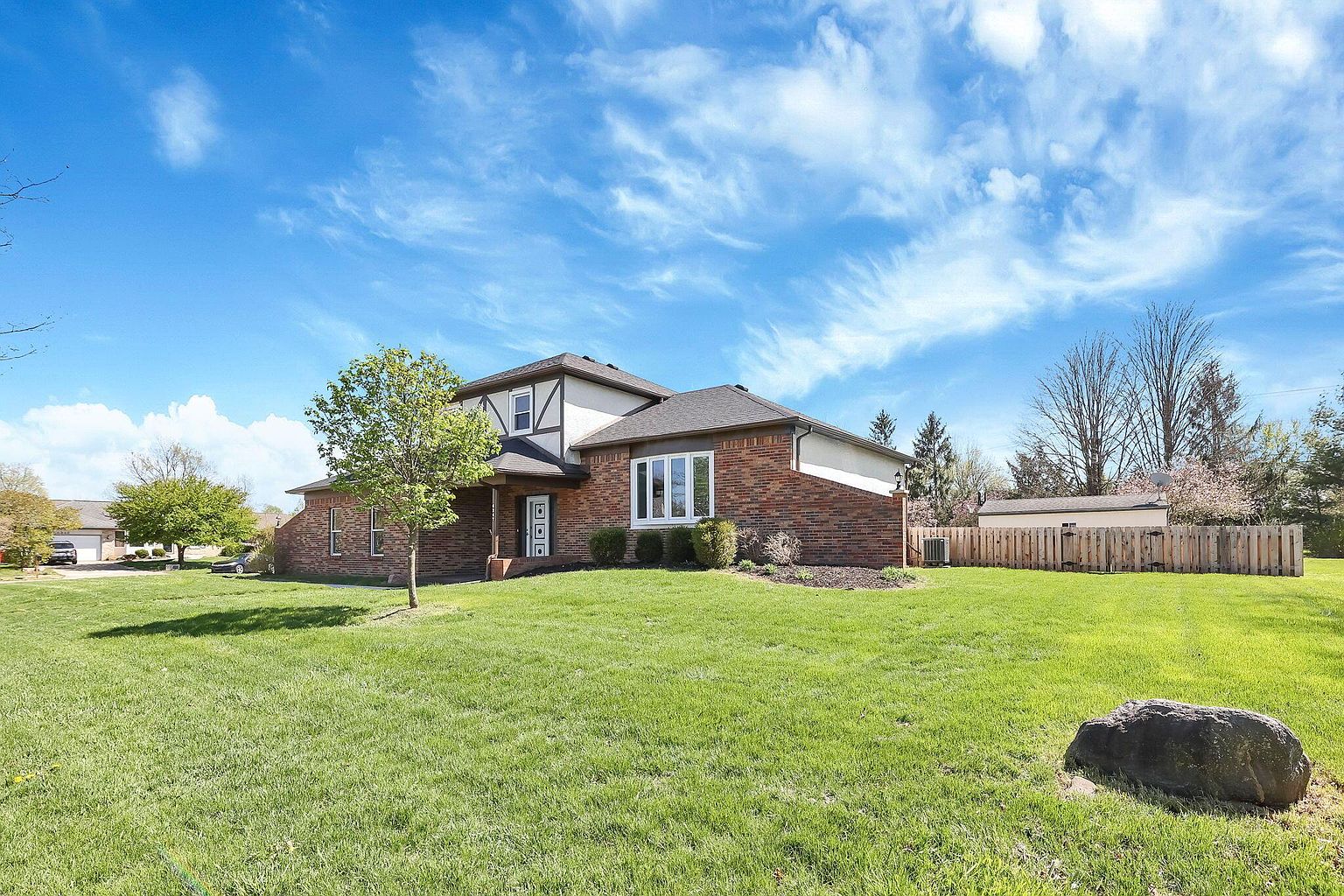 Listing photo 3 for 6347 Moundview Pl