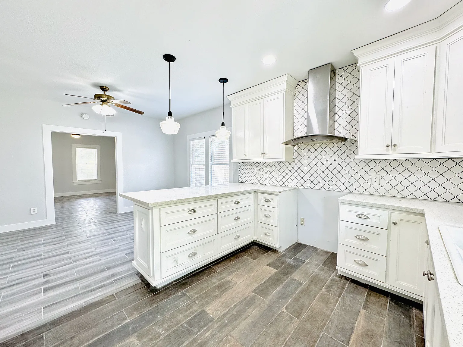 3 bed, 1.0 bath, 1157 sqft, $1,300 — Photo 2