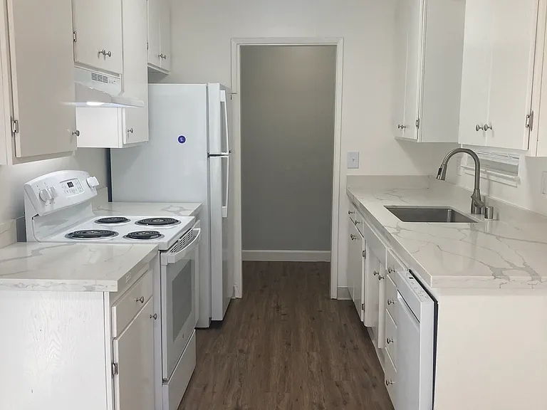 Del Prado Apts — Photo 13