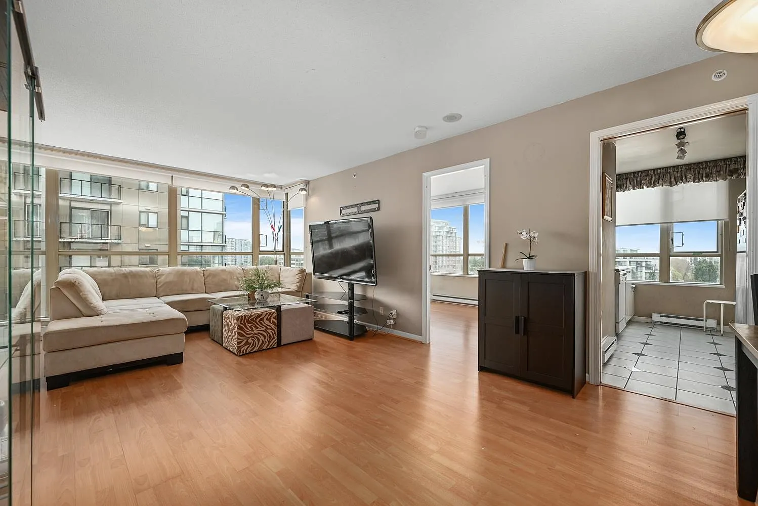 3 bed, 1050 sqft, $3,200 — Photo 3