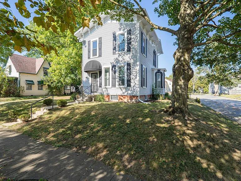 150 N Oak St — Photo 4