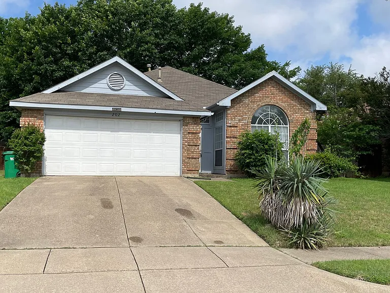202 Chamblin Dr — Photo 1