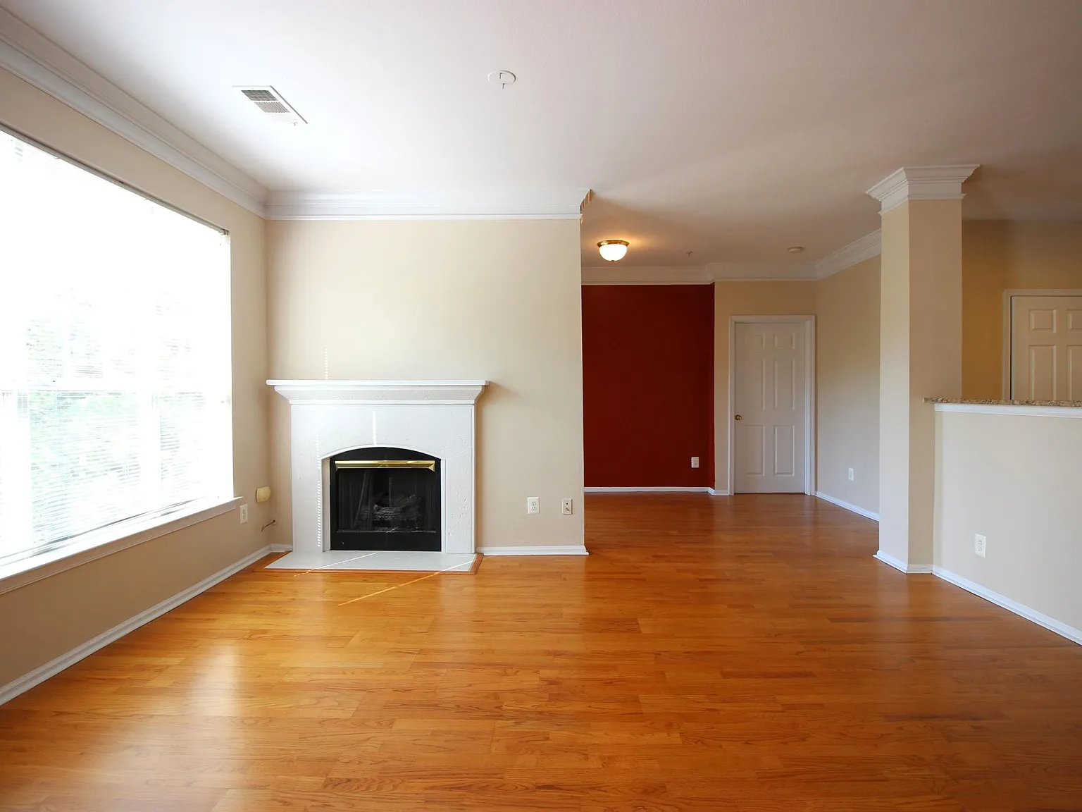 2 bed, 1272 sqft, $2,800 — Photo 2
