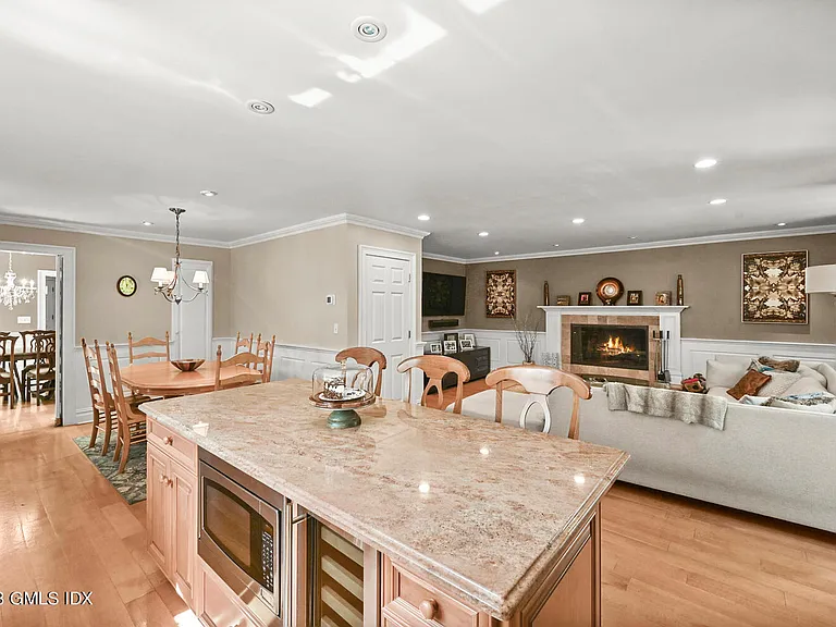 314 Sound Beach Ave — Photo 5