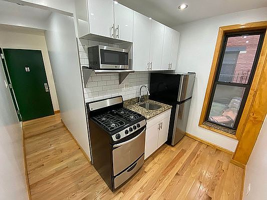 4th image of 315 E 108th St
