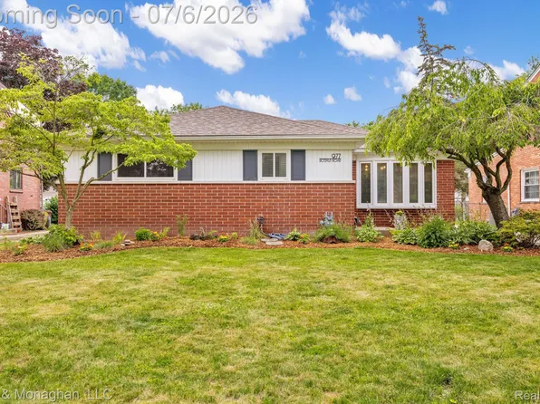 977 Roslyn Rd, Grosse Pointe Woods, MI 48236