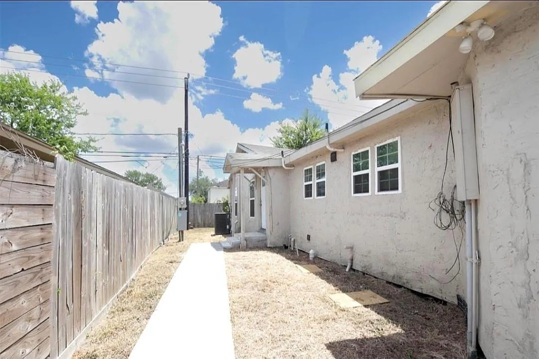 4 bed, 2.0 bath, 2650 sqft, $1,925 — Photo 2