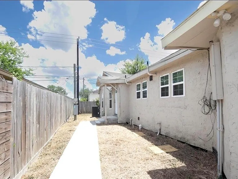 12115 Segrest Dr — Photo 2