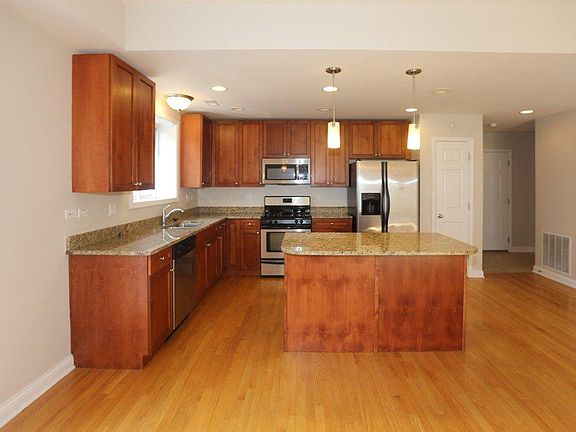 4th image of 1860 N Damen Ave #Thre3e_3ee