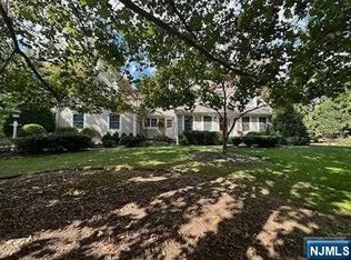 4 Stoney Ridge Rd, Allendale, NJ 07401