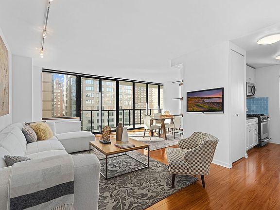 3rd image of 161 W 61st St APT 12B