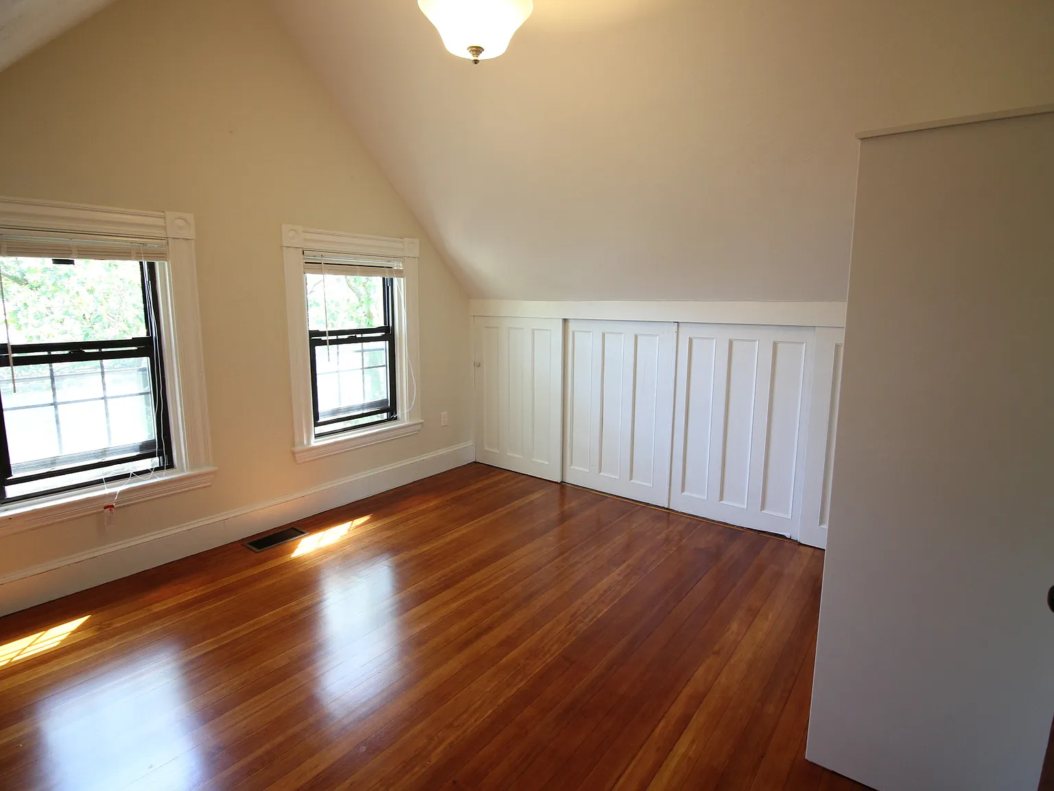 5 bed, 2.5 bath, 1300 sqft, $5,000 — Photo 4