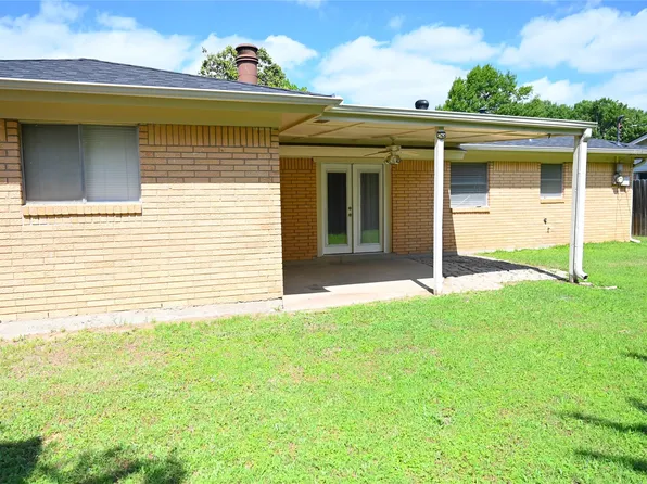 1352 Simpson Dr, Hurst, TX 76053