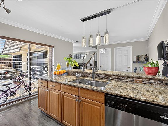 4th image of 953 Springdale Cir
