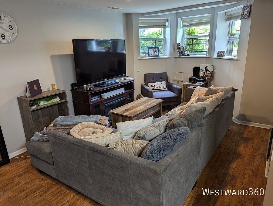 1st image of 1528 W Wellington Ave #G