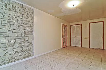 5th image of 228 E Clarendon Dr