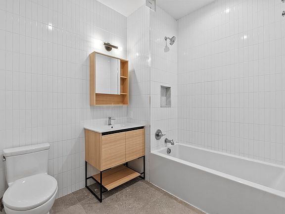 4th image of 410 Whiton St #604