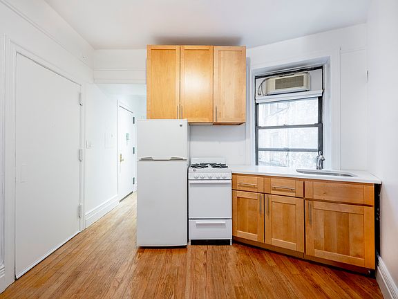 2nd image of 411 W 44th St APT 4