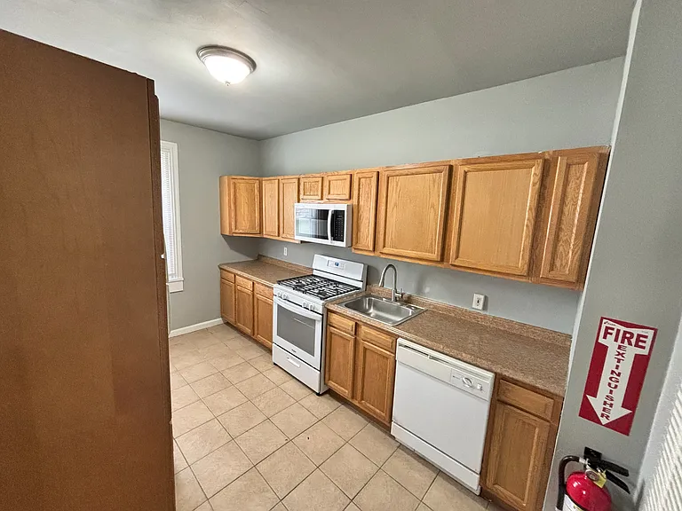 211 Front St #4 — Photo 2