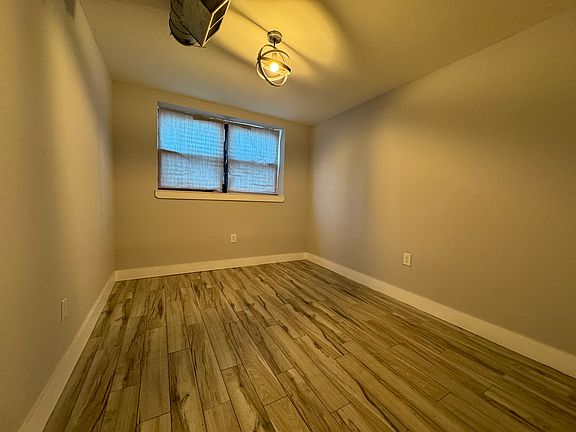 4th image of 615 Bramhall Ave #1E