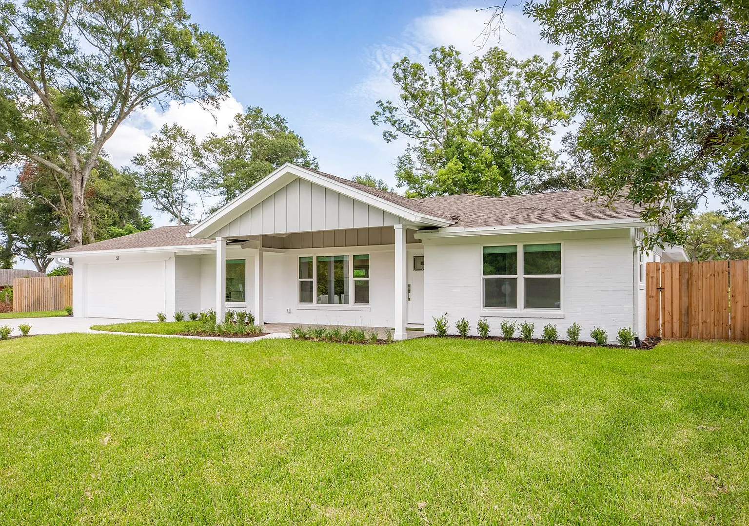 Beautifully Renovated Home Backing Up To Golf Course in Jax Beach — Photo 3