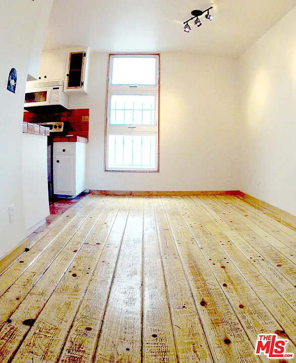 2 bed, 2.0 bath, 958 sqft, $4,600 — Photo 3