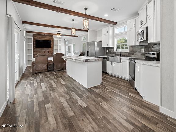 4th image of 710 NE 192ND Avenue