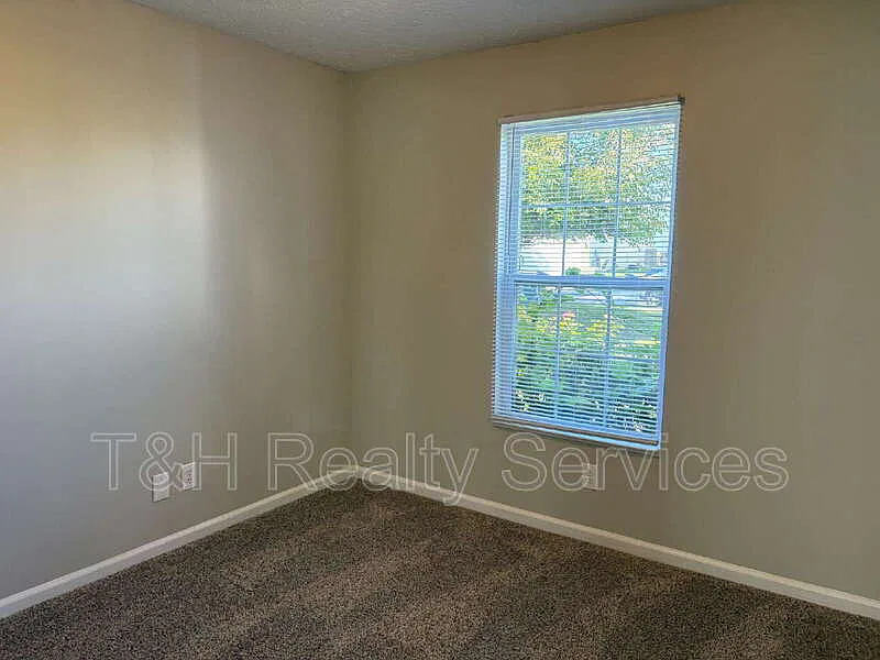4 bed, 2.5 bath, 2167 sqft, $2,000 — Photo 4