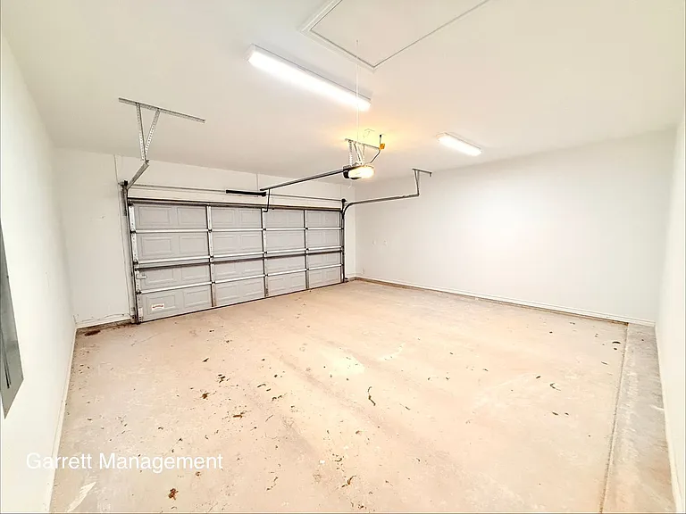 828 Elijah Ln — Photo 16