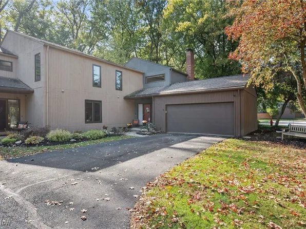34 Oakshore Dr Unit 34, Bratenahl, OH 44108