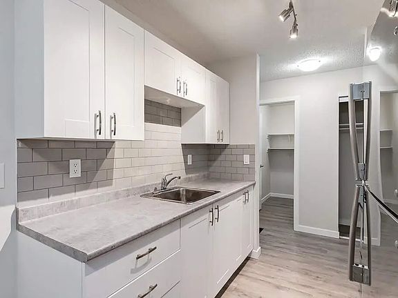 4th image of 2291 Southview Dr SE #203