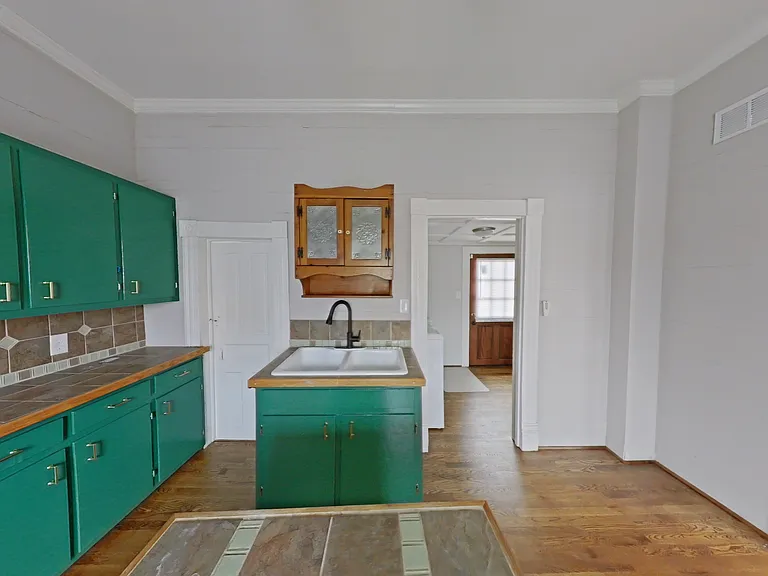 304 Oakwood St — Photo 3