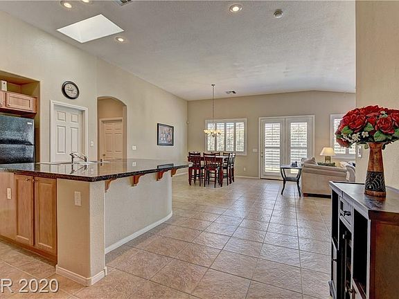 5th image of 3308 W El Campo Grande Ave
