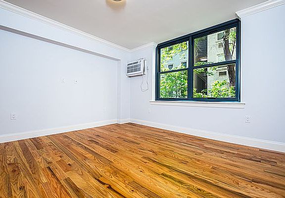 4th image of 210-220 E 22nd St #1M